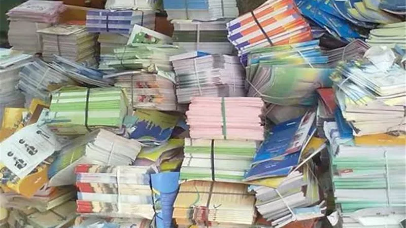 ضبط 2000 كتاب دراسي مقلد في مكتبة بدون ترخيص بالجيزة