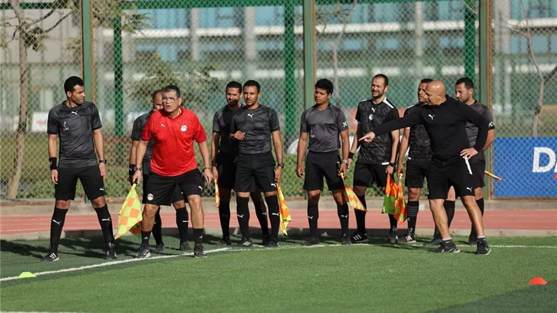 أوسكار رويز يقود تدريبًا عمليًا مكثفًا لـ20 حكمًا بمركز المنتخبات