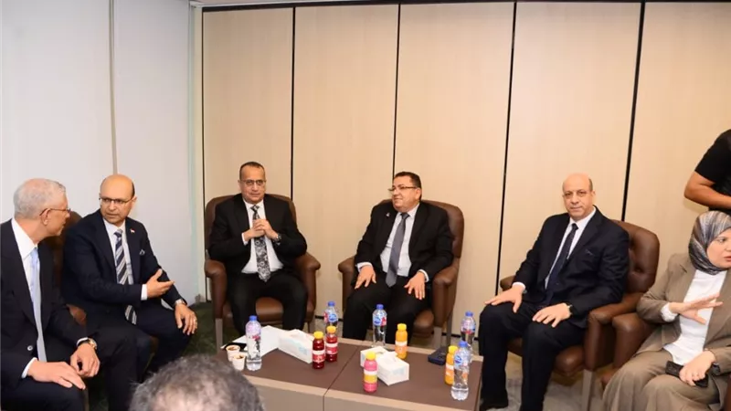 بتكلفة 3 ملايين دولار..مستشفيات جامعة أسيوط تعلن عن توقيع عقود شراء جهاز المعجل الخطي وجهاز أشعة مقطعية
