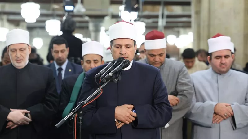 الجامع الأزهر يكتسي بالأنوار في أولى ليالي رمضان.. آلاف المصلين يؤدون التراويح بأربع روايات