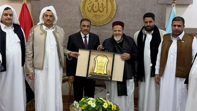 قيادات مطروح تكرّم اللواء خالد شعيب بدرع الوفاء عقب انتهاء مهامه محافظاً للإقليم