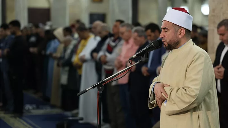 7000 وجبة إفطار يومياً للوافدين.. الأزهر يجمع بين العبادة والعلم والتكافل في رمضان