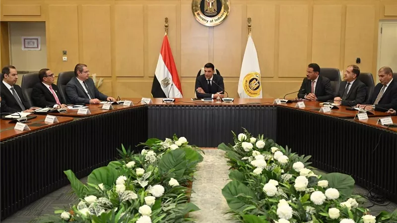 وزير الصناعة يجتمع بقيادات الوزارة ويحدد أولويات المرحلة المقبلة