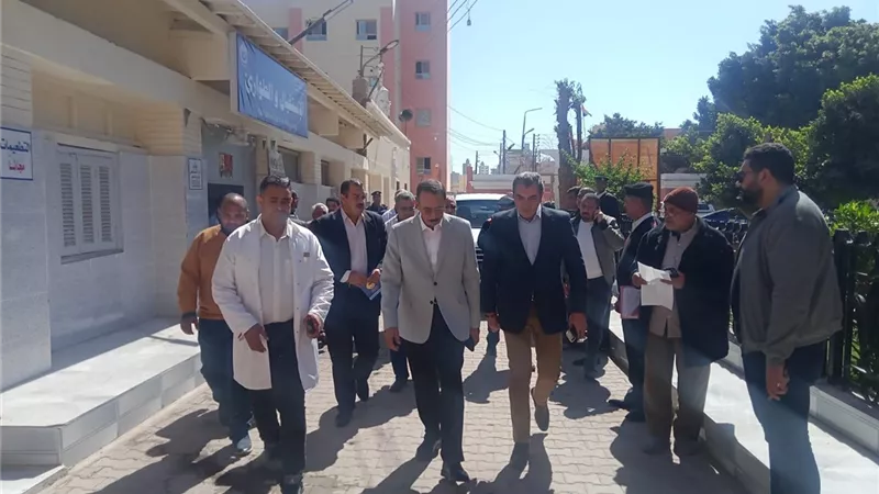 شربوا بوظه.. محافظ سوهاج يطمئن على ٦١ حالة تسمم من العسيرات بمستشفى جرجا