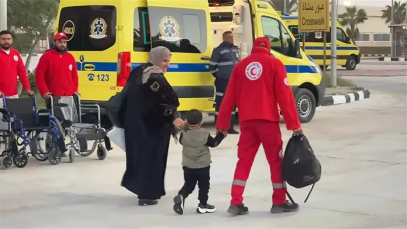 معبر رفح يستقبل دفعة جديدة من العائدين إلى قطاع غزة وسط تسهيلات مصرية متواصلة