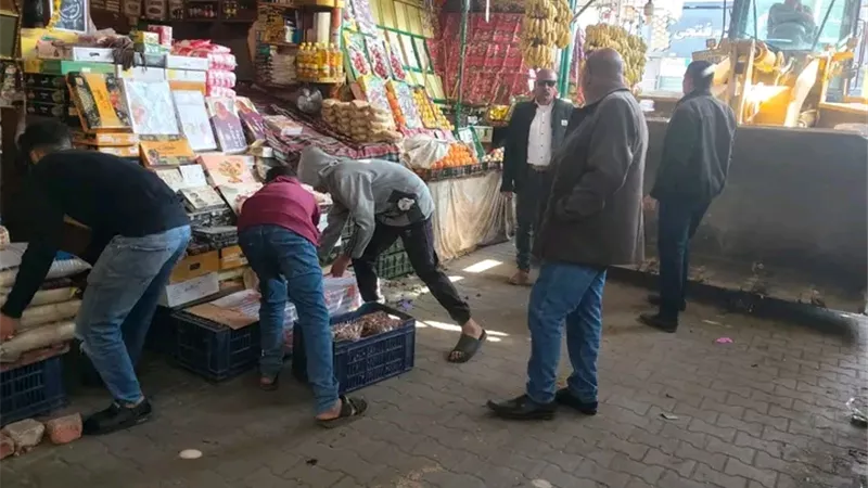 حملة مكبرة لرفع الإشغالات بسوق الزراعة وشارع التجارة بطهطا في سوهاج