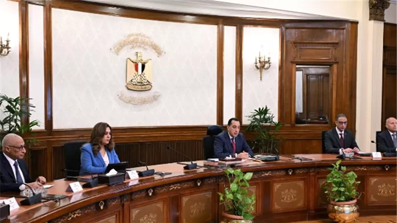 مدبولي يتابع مع وزيرة التنمية المحلية حسم ملفات التصالح والتعديات والمخلفات