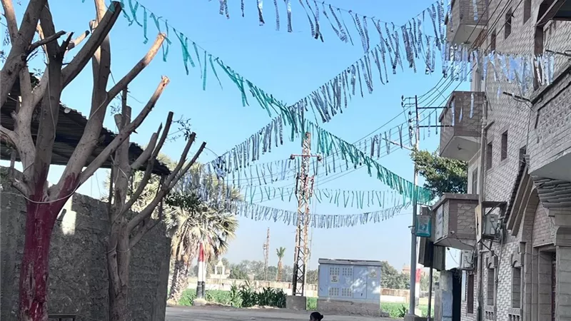 “ورق وبلاستيك”.. زينة رمضان تزين شوارع قرى أسيوط وسط فرحة المواطنين