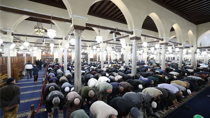 صحن الأزهر عامر بالمصلين.. الليلة الرابعة من رمضان في عبادة وخشوع