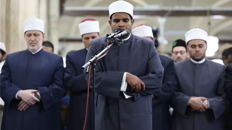بتوجيهات الإمام الأكبر.. طالب أزهري نابغ يؤم المصلين في الليلة الرابعة من رمضان