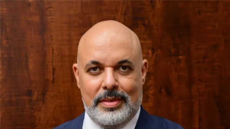 شعبة الذهب: الدولار يقود ارتفاع الأسعار رغم تراجع المعدن عالميًا