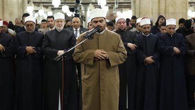 آلاف المصلين يملؤون رحاب الجامع الأزهر في الليلة الخامسة