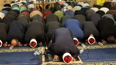 الجامع الأزهر يكتظ بالمصلين في الليلة السابعة.. والقراءات المتواترة تتألق في التراويح