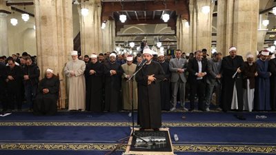في الليلة الثامنة من رمضان.. الجامع الأزهر يعمر بالمصلين في العشاء والتراويح