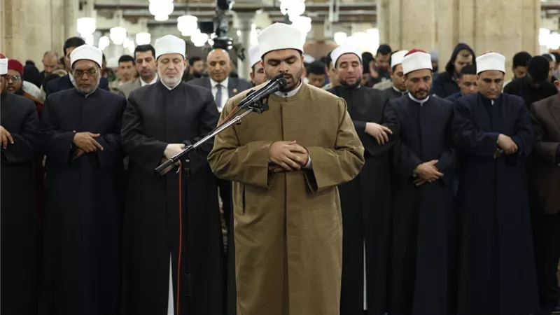 آلاف المصلين يملؤون رحاب الجامع الأزهر في الليلة الخامسة