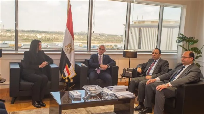 وزير الاستثمار يبحث تحويل 