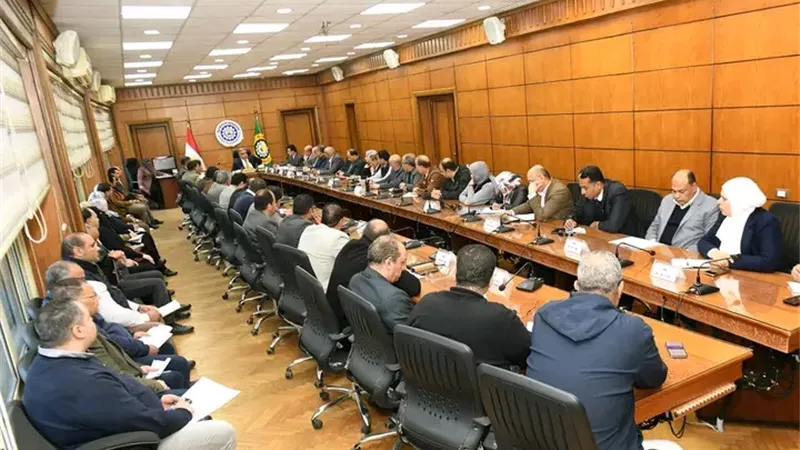 محافظ الدقهلية يعقد اجتماعًا موسعًا مع رؤساء المراكز والأحياء ووكلاء الوزارات