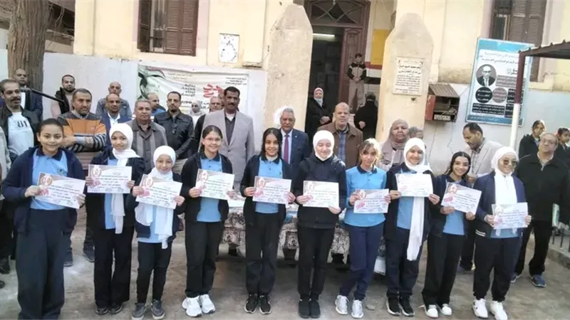 الإدارة التعليمية بطهطا تكرم المتفوقات وتشرح مبادرة 