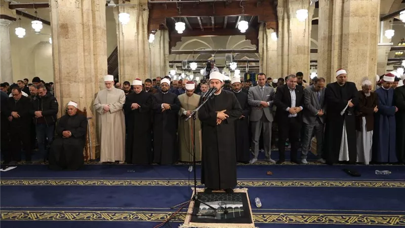 في الليلة الثامنة من رمضان.. الجامع الأزهر يعمر بالمصلين في العشاء والتراويح