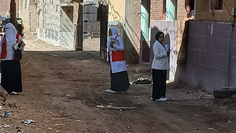 «طرق الأبواب» تصل منازل السرايا لفحص الضغط والسكر والكشف المبكر عن الأورام