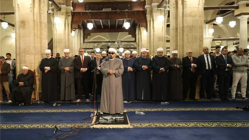 الأزهر يتلألأ بالقراءات العشر.. آلاف المصلين يحيون الليلة التاسعة في أجواء إيمانية مهيبة