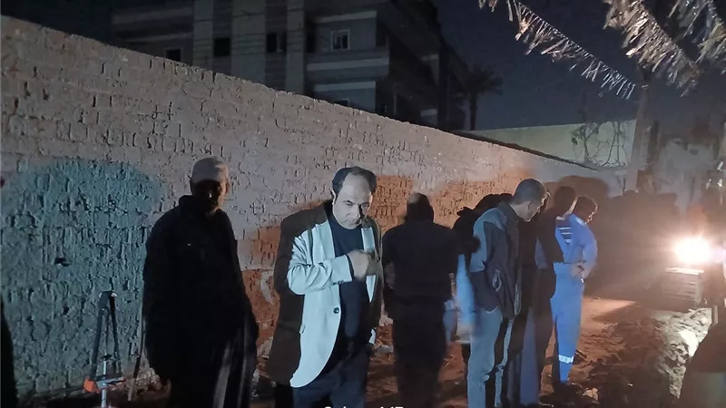 هبوط أرضي يتسبب في انقطاع الكهرباء بقرية دقميرة بكفر الشيخ
