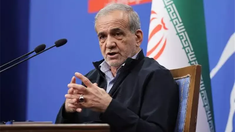 الرئيس الإيراني: نراقب التحركات الأمريكية ومستعدون لأي سيناريو محتمل