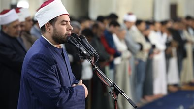 في أول ليالي المغفرة.. آلاف المصلين يناجون الله بالجامع الأزهر