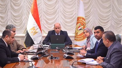 بعد التطورات الأخيرة.. وزير العمل يعقد اجتماعًا لمتابعة أوضاع العمالة المصرية بالخارج 