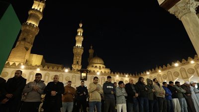 ليلة روحانية مهيبة في رحاب الأزهر.. آلاف المصلين يحيون الليلة الثانية عشرة