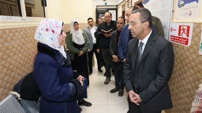 محافظ المنوفية يفاجئ مستشفي الحميات والجهاز الهضمي بشبين الكوم