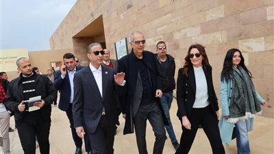 محافظ الجيزة يسلّم 20 منصة بيع حضارية لباعة منطقة الزيارة بالأهرامات 