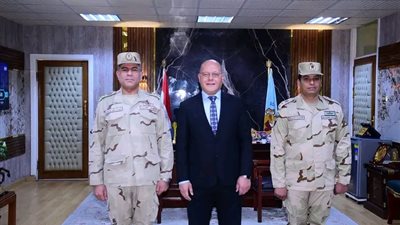 المستشار العسكري يشيد بطلاب وطالبات جامعة سوهاج خلال تفقده دورات التربية العسكرية 