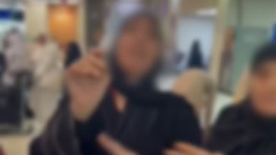 مشادة كلامية بين أحد الأشخاص وسيدة عقب عودتهما من أداء مناسك العمرة
