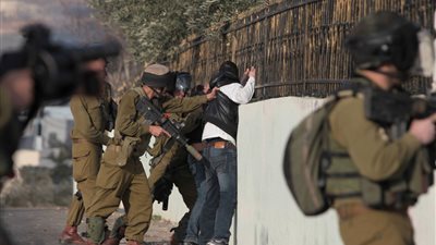 الخليل تحت حصار الاحتلال.. حملة اعتقالات واسعة واعتداءات طالت 15 فلسطينيا