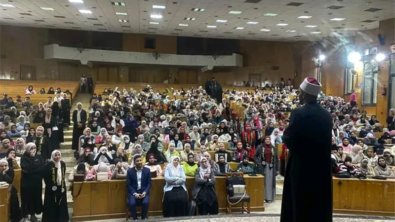 برعاية الأزهر ندوه بجامعة المنصوره بعنوان الحزم والاحتواء هو الطريق إلى الأسرة
