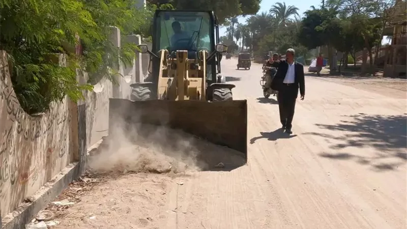 الشطورى يتابع أعمال تمهيد الطرق بمجلس قروى نزلة القاضي لتعزيز السيولةالمرورية بطهطا