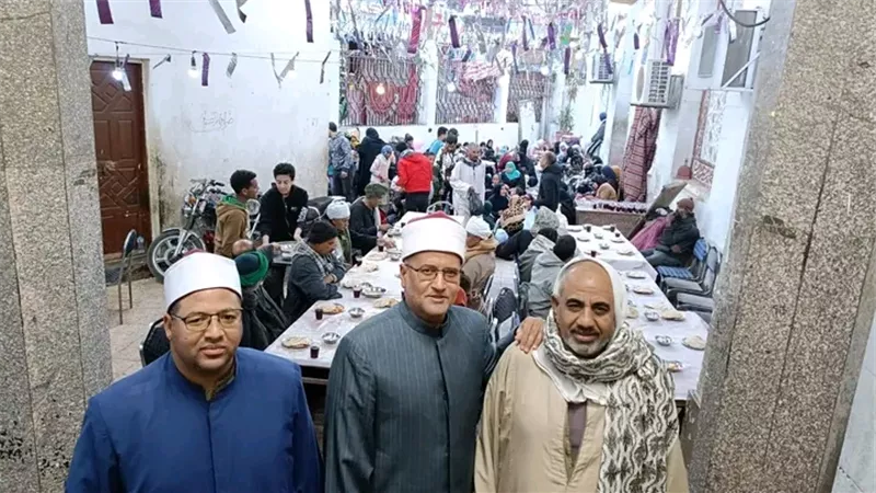 وكيل أوقاف سوهاج يتفقد مائدة بمحيط مسجد سيدي العارف