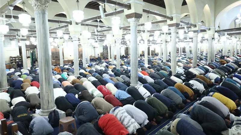 قيادات الأزهر تتقدم صفوف المصلين في أجواء روحانية مهيبة