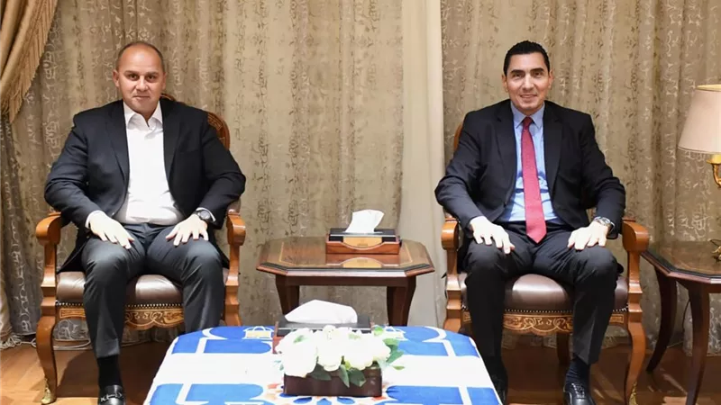 وزير الرياضة يلتقي رئيس شركة بيرزنتيشن لايف لتعزيز الشراكة الرياضية