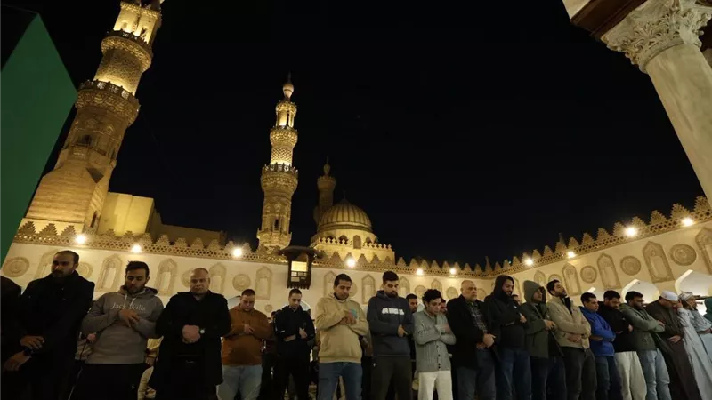 ليلة روحانية مهيبة في رحاب الأزهر.. آلاف المصلين يحيون الليلة الثانية عشرة