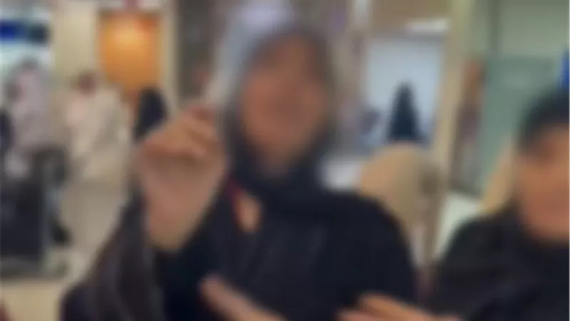 مشادة كلامية بين أحد الأشخاص وسيدة عقب عودتهما من أداء مناسك العمرة