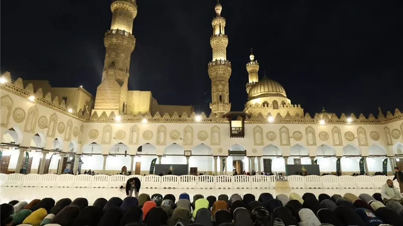 آلاف المسلمين يحيون ليالي التراويح بالقراءات العشر في رحاب الأزهر