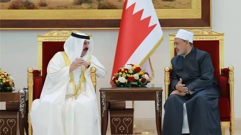 الإمام الأكبر يؤكد تضامن الأزهر مع البحرين في اتصال هاتفي بالعاهل البحريني