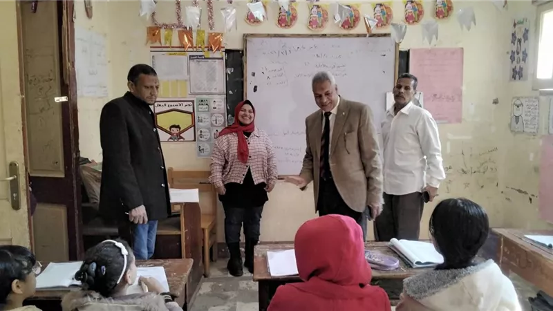 مدير الإدارة التعليمية يتابع مدرسة البارودي الابتدائية بطهطا في سوهاج