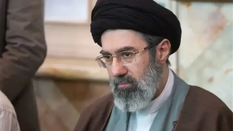 رويترز: نجاة مجتبي خامنئي من الغارات الأمريكية الإسرائيلية على إيران