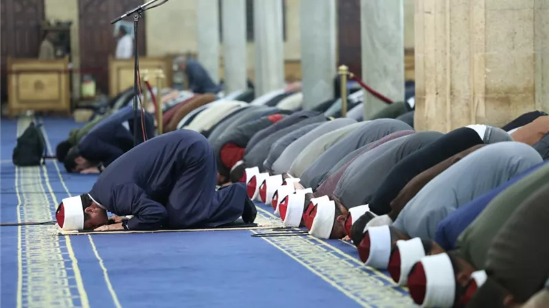 في ليلة منتصف رمضان.. الجامع الأزهر يحتضن آلاف المصلين في مشهد إيماني مهيب