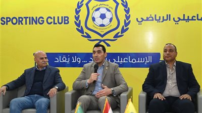 وزير الرياضة يلتقي مجلس إدارة الإسماعيلي والجهاز الفني للفريق الأول خلال زيارته للنادي