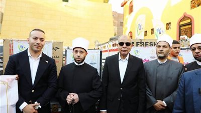 وزير الأوقاف ومحافظ المنيا يقدمان دعماً للأسر الأولى بالرعاية بقرية طنبدي في مغاغة