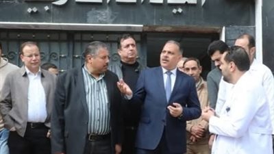محافظ الشرقية يُفاجئ مستشفى ديرب نجم المركزي للتأكد من  مستوي الخدمة الصحية للمرضي
